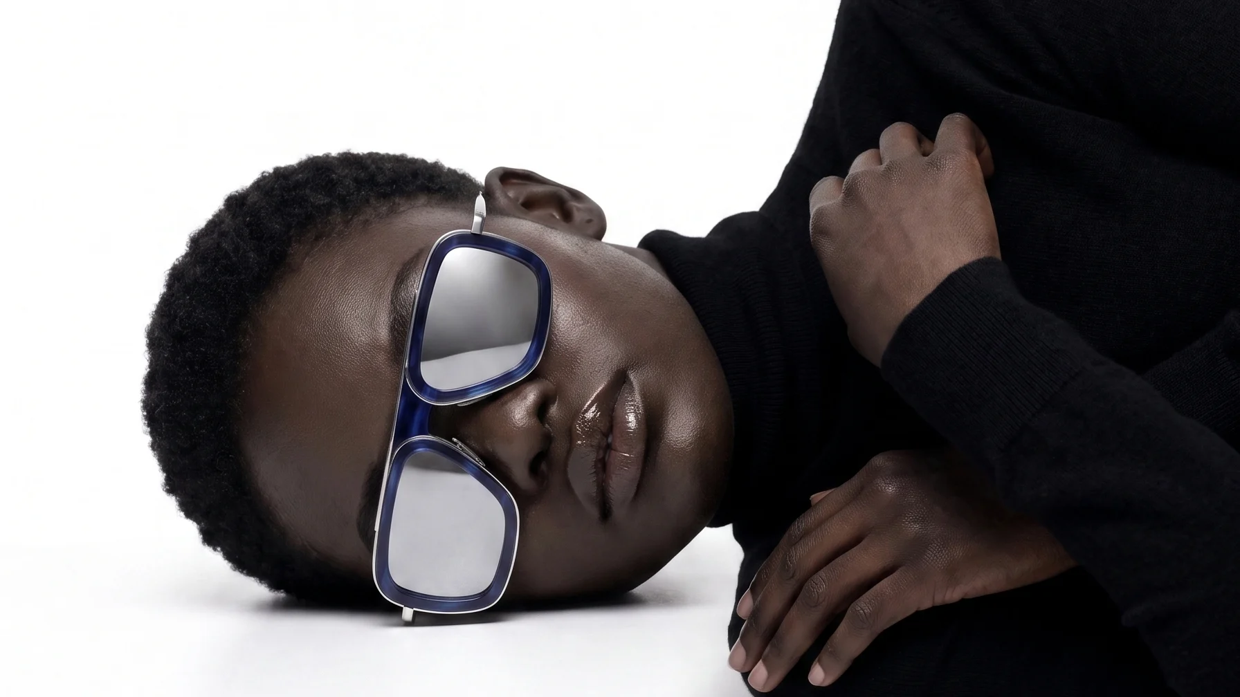 Femme allongée portant les lunettes aviator MUTA bleues aux verres miroir
